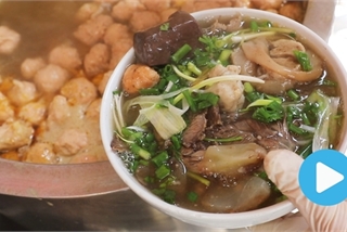 Vietnamese food: Hue beef noodle soup
